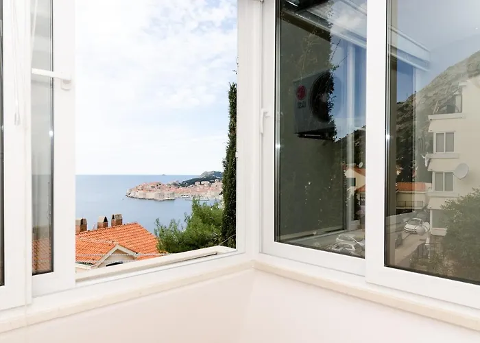 Zlatni Potok - View Of The Old Town دوبروفينك